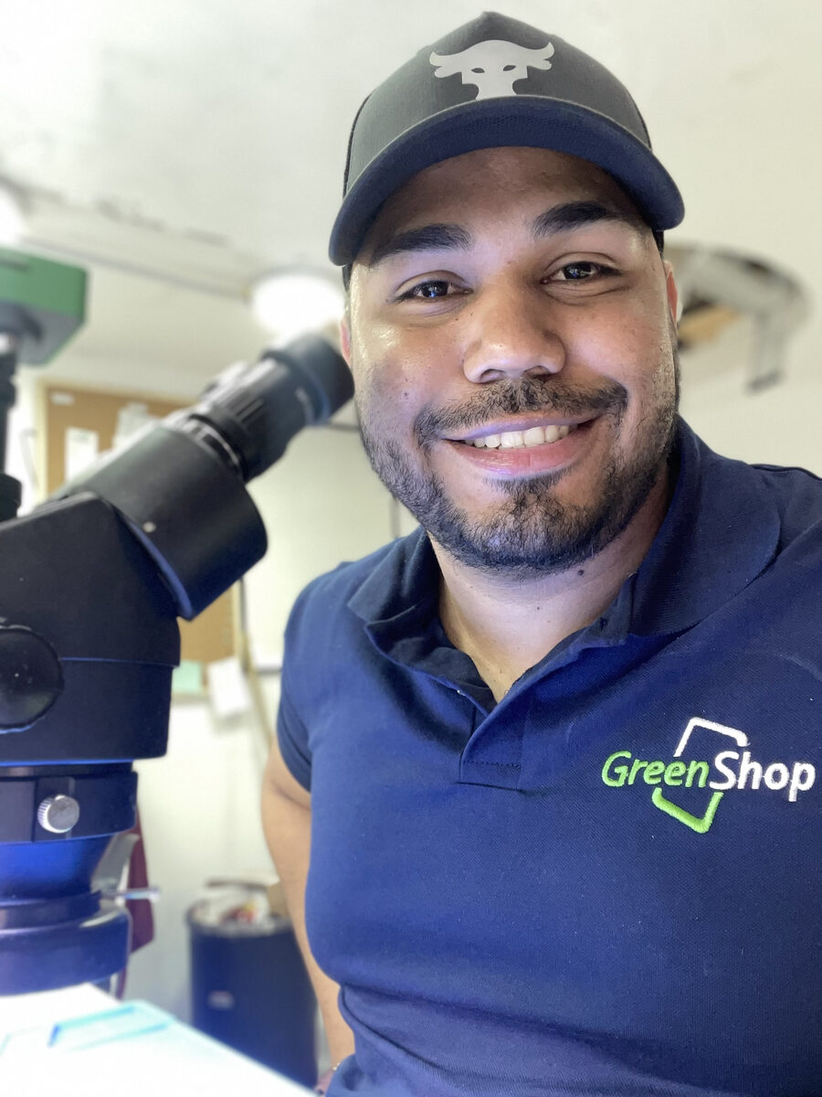 Anthony, técnico electrónico especializado en microsoldadura de Smart Case