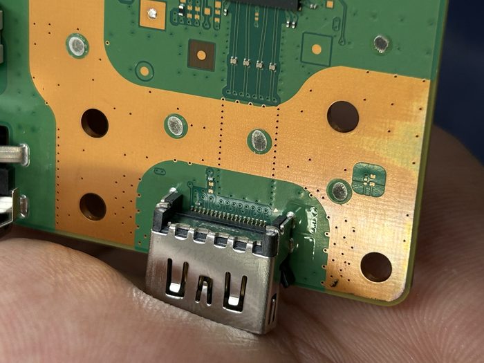 Reparación de placa de consola con conector HDMI