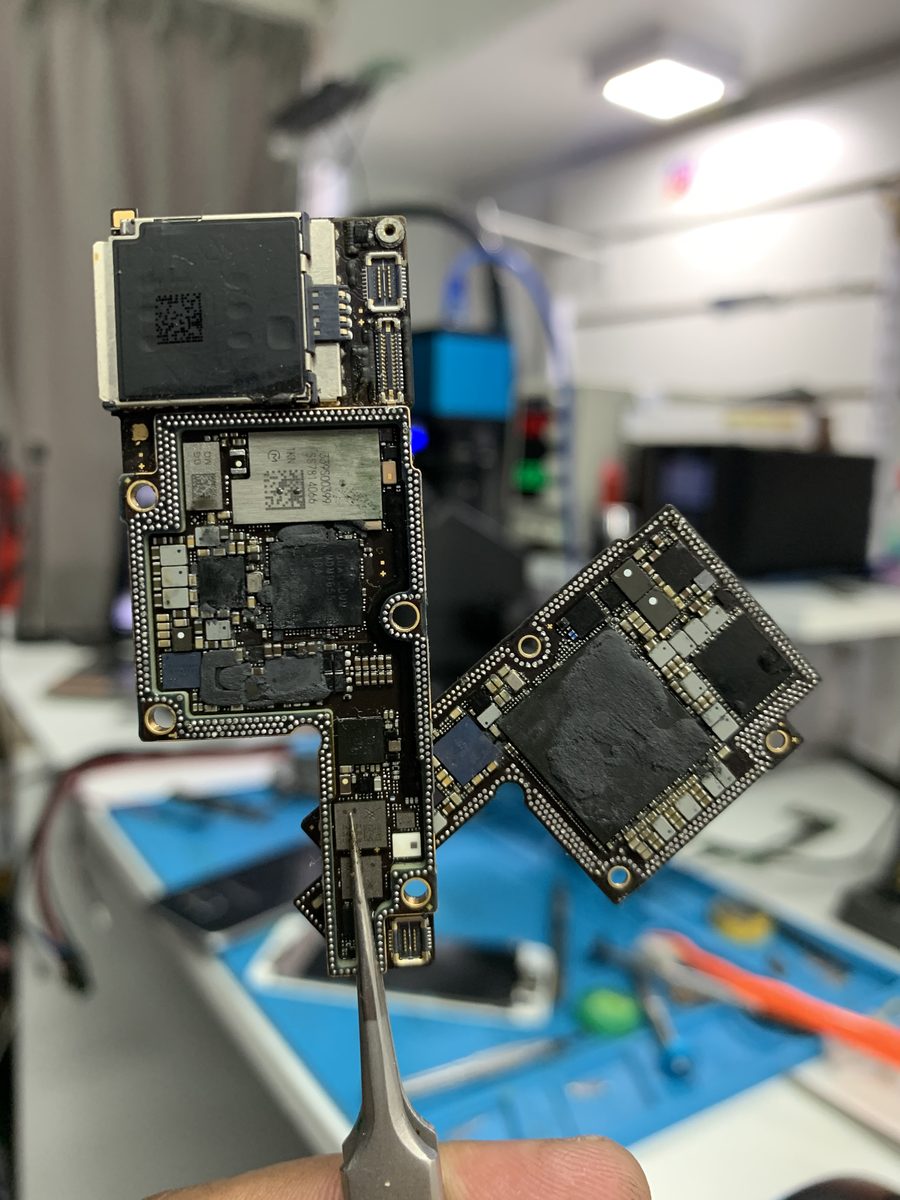 Dos placas lógicas de iPhone reparadas