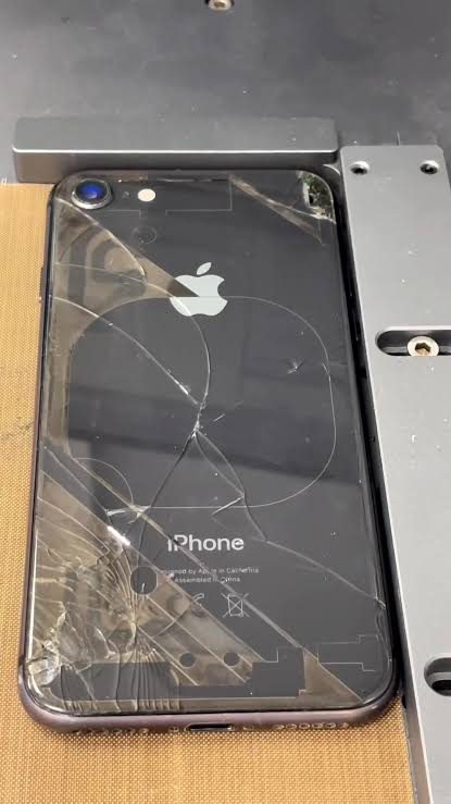 Tapa trasera de iPhone rota antes del cambio con láser